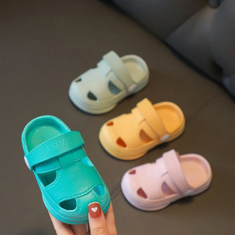 

1 пара детских красивых нескользящих мягких напольных пляжных сандалий для мальчиков и девочек, новая летняя детская обувь с отверстиями для детей 1-3 лет