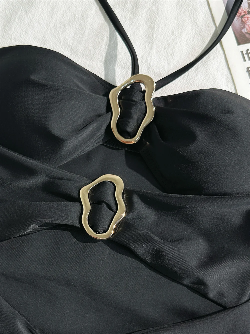 مثير الجوف خارج الأسود بيكيني المعادن تقليم عارية الذراعين العصابة لباس سباحة المرأة قطعة واحدة ملابس السباحة سلسلة ملابس عطلة وتتسابق