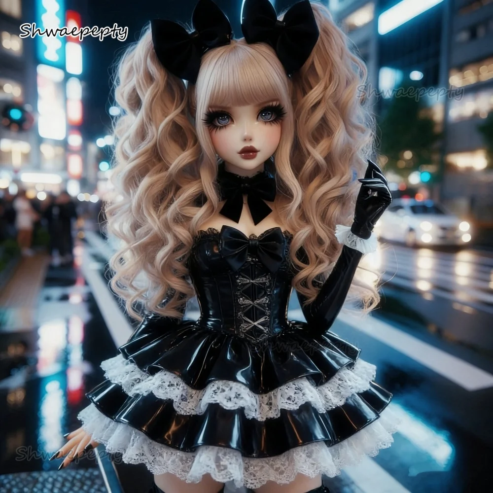 Błyszcząca Mini Sukienka na Bal Krótki Fason Biała Koronka Falowane Detale Warstwowa Spódnica Czarna Sukienka Koktajlowa z PU Lolita Cosplay Kostium na Imprezę Szyty na Miarę