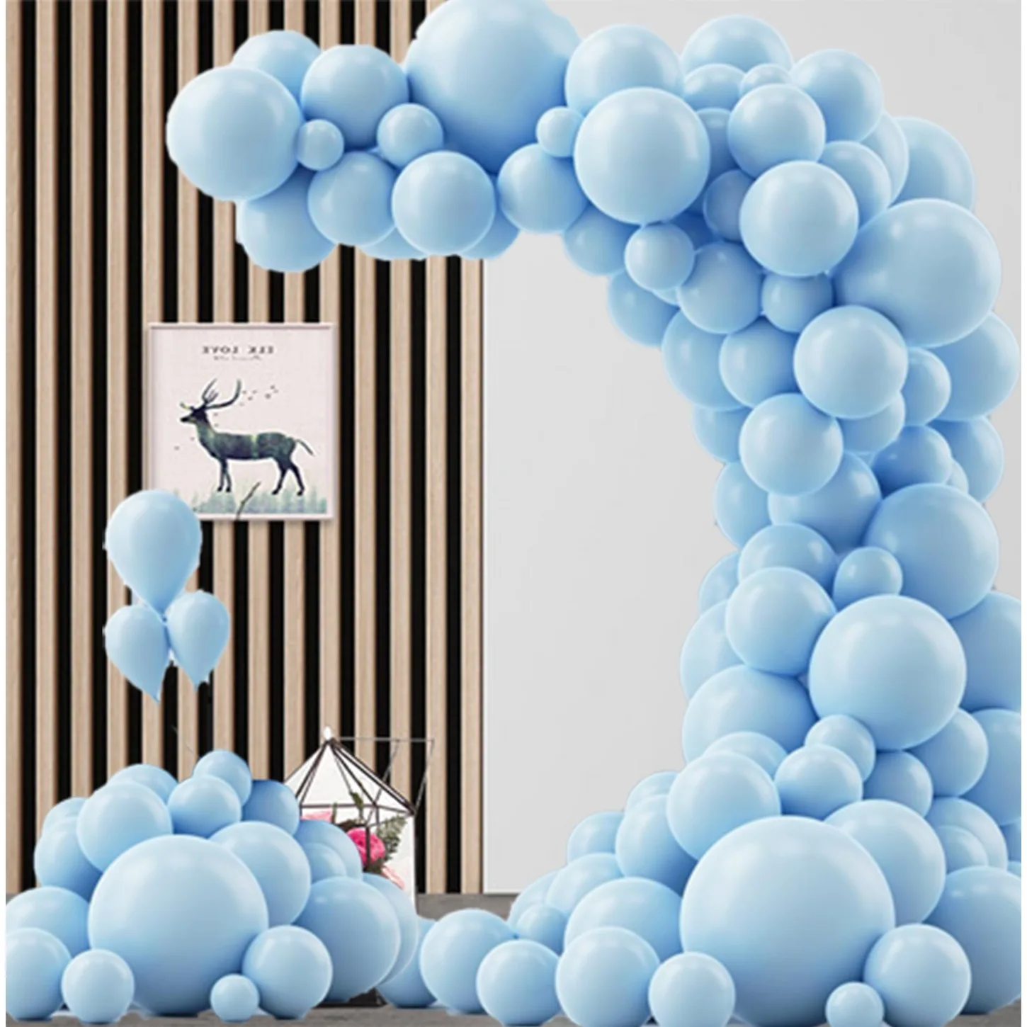 Le ensemble de guirlandes composé de 103 ballons en latex bleu clair mat, adaptés aux fiançailles, la Saint-Valentin, aux décorations d'anniversaire
