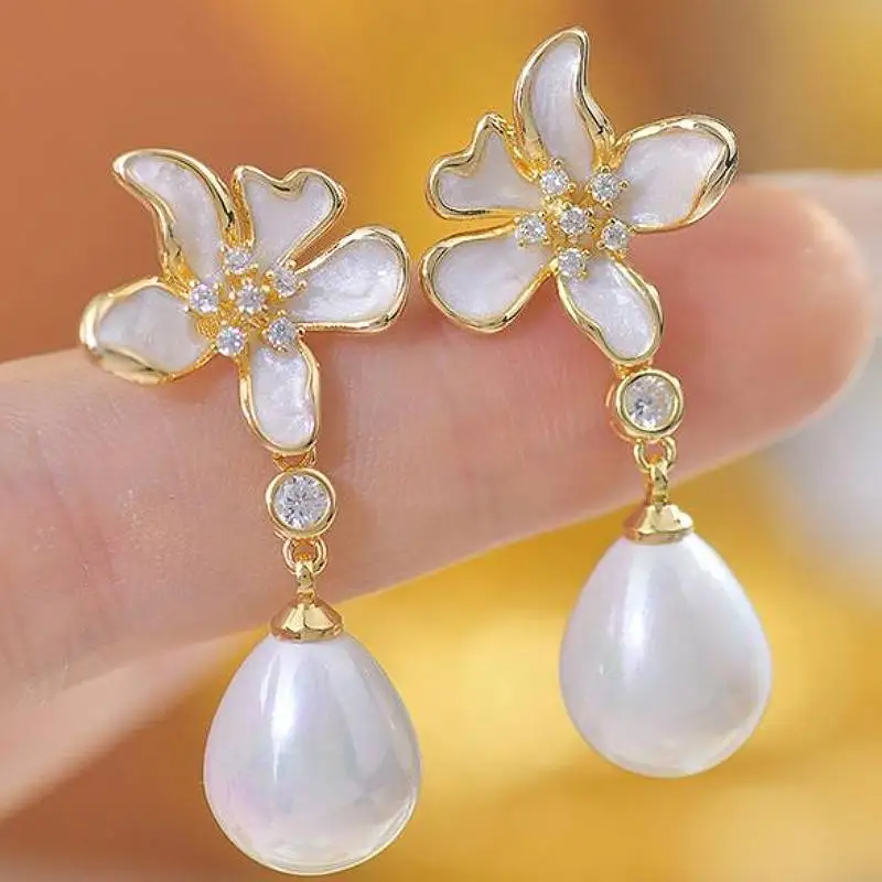 Huitan Ästhetische Emaille-Blumen-Ohrringe für Damen, Imitationsperle, elegantes Hochzeits- und Verlobungs-Accessoire, schicker Schmuck mit CZ