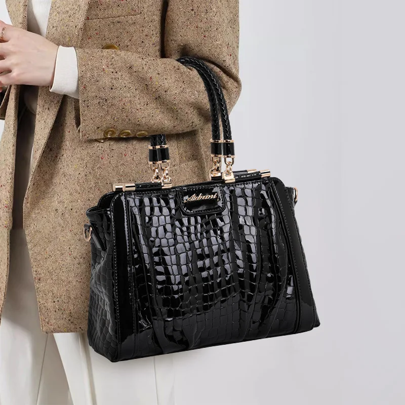 

Aidrani Black Croc — сумка из лакированной кожи с тиснением: золото — тональная фурнитура