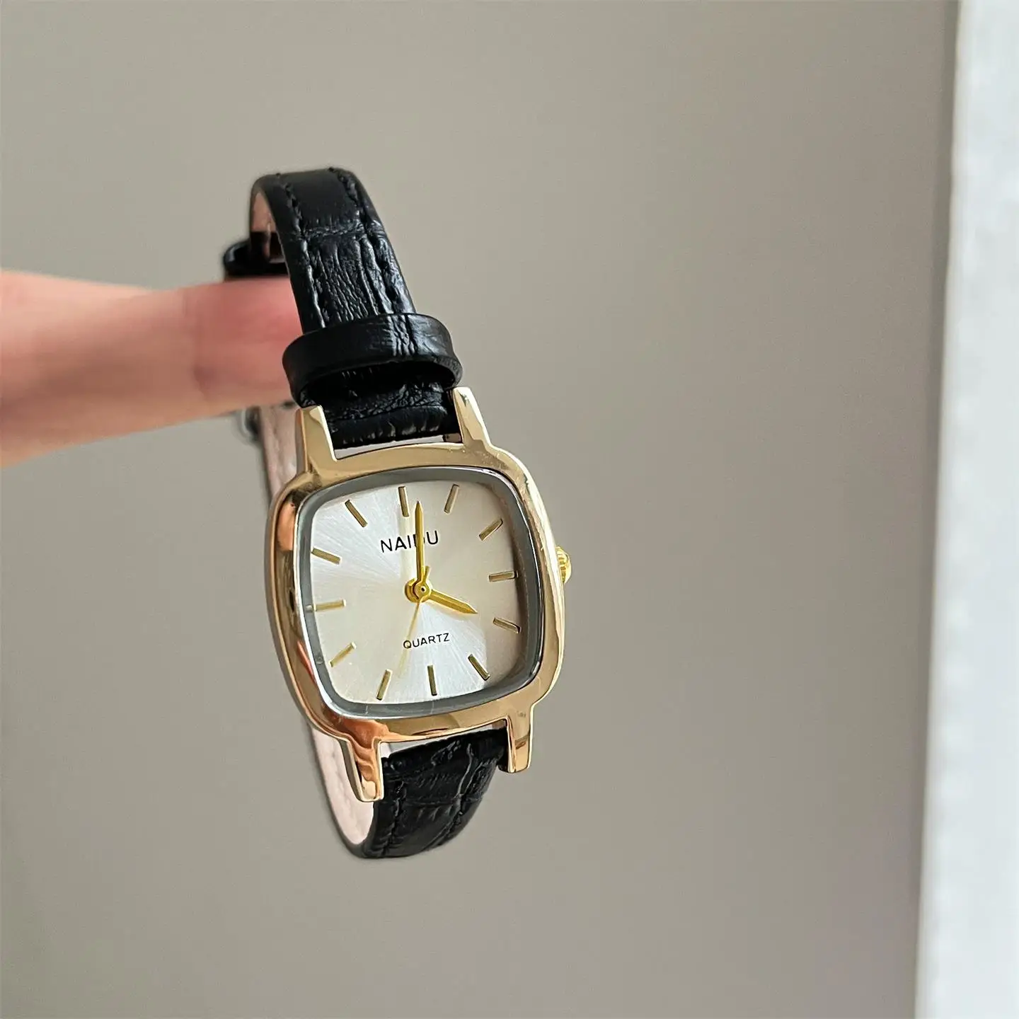 ساعة نسائية فاخرة صغيرة مكعب السكر طالبة النسخة الكورية بسيطة مربعة ريترو صغيرة رائعة ساعة بنية صغيرة