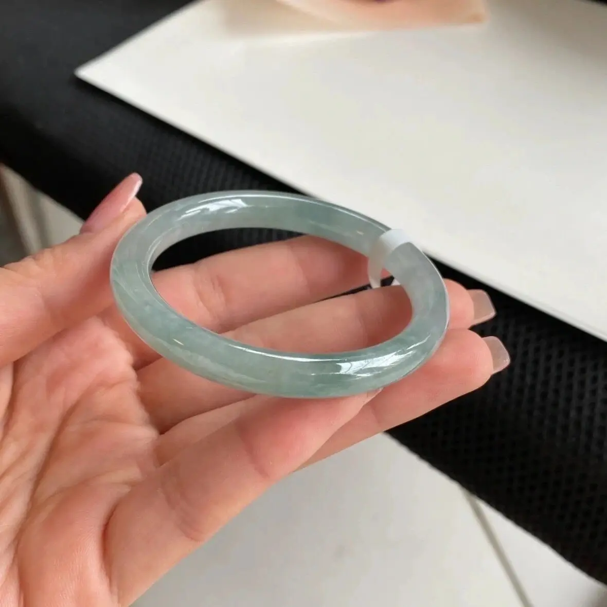 

Браслет из натурального жадеита из Мьянмы, ледяного светло-зеленого цвета, тонкий, круглый, из высококачественного жадеита.