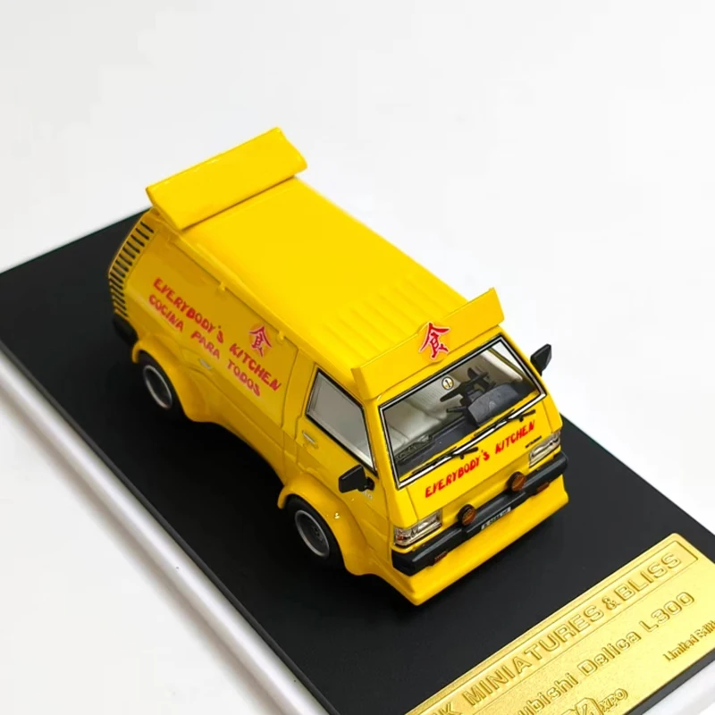 MK Diecast 1:64 مقياس 2025 Delica L300 شاحنة طعام مع دمية سبيكة محاكاة نموذج سيارة مجموعة تذكارية هدية عرض ثابت