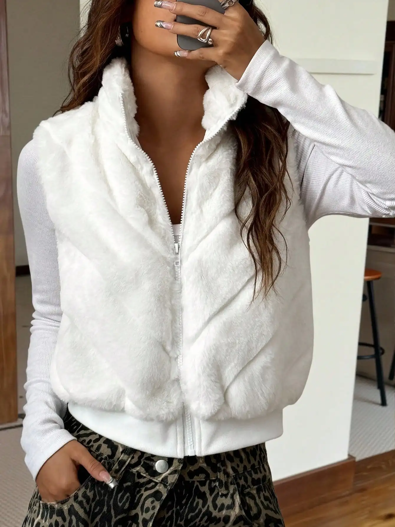 

Women's White Faux Fur Zip-Up Vest Jacket, Cozy Fall Winter Sleeveless Puffer Vest for Casual Streetwear