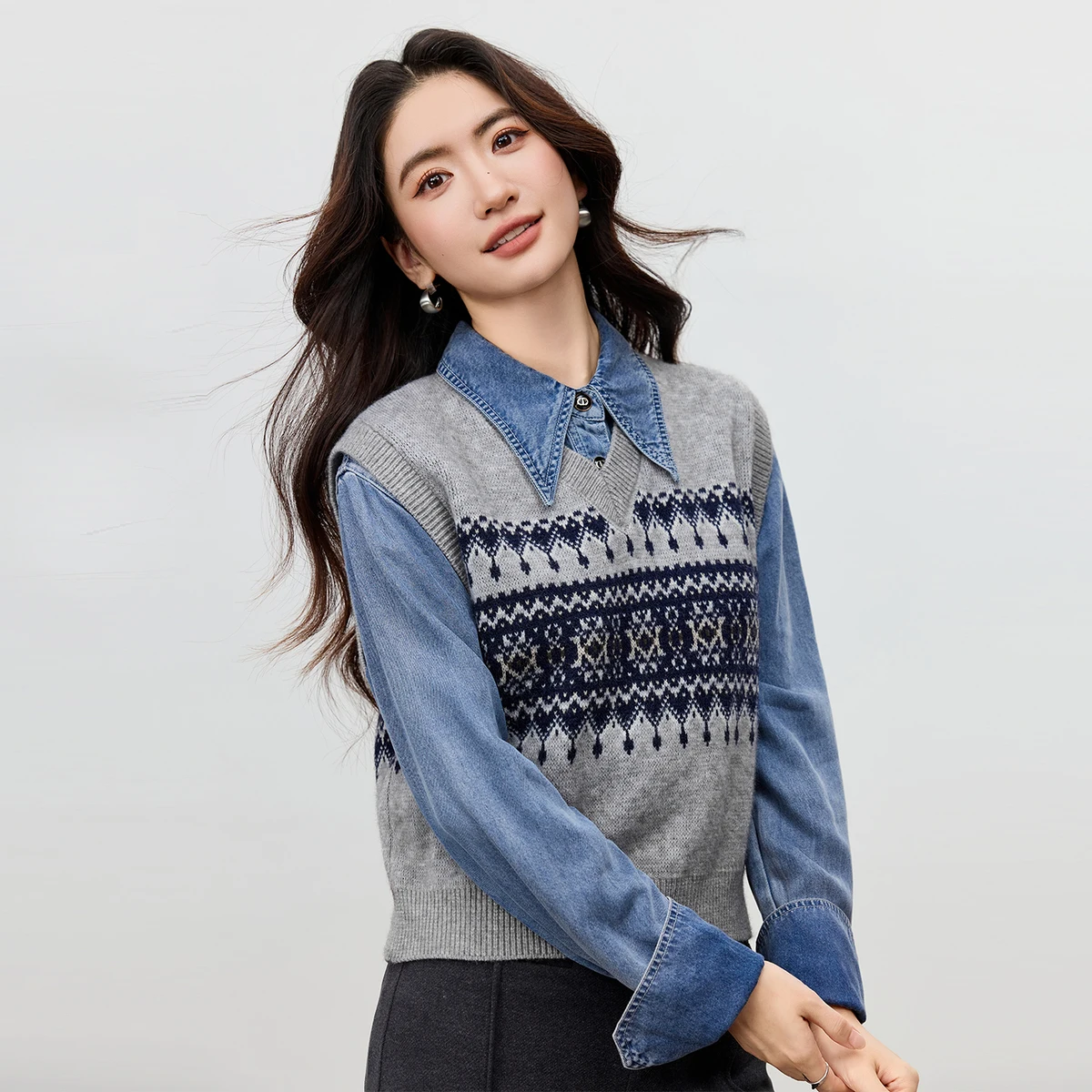 

SENTUBILA женский вязаный жилет жаккардовый контрастный цвет куртка без рукавов женская осень 2025 повседневный женский топ с v-образным вырезом W54JB3648