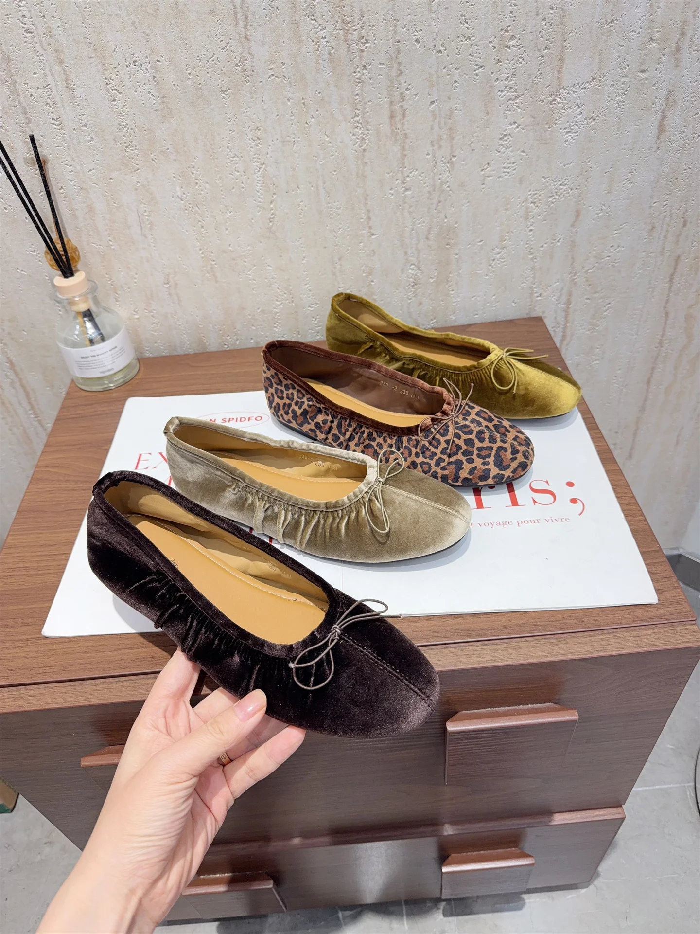 zapatos-planos-de-ballet-de-terciopelo-dorado-para-mujer-otono-2026-estampado-de-leopardo-sin-cordones-suela-suave-punta