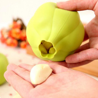 Manual Garlic Peeler Silicone Garlic Peeler Edible Silica Peeling Bag Rub and Peel Quickly Kitchen Vegetables Gadgets Practical
