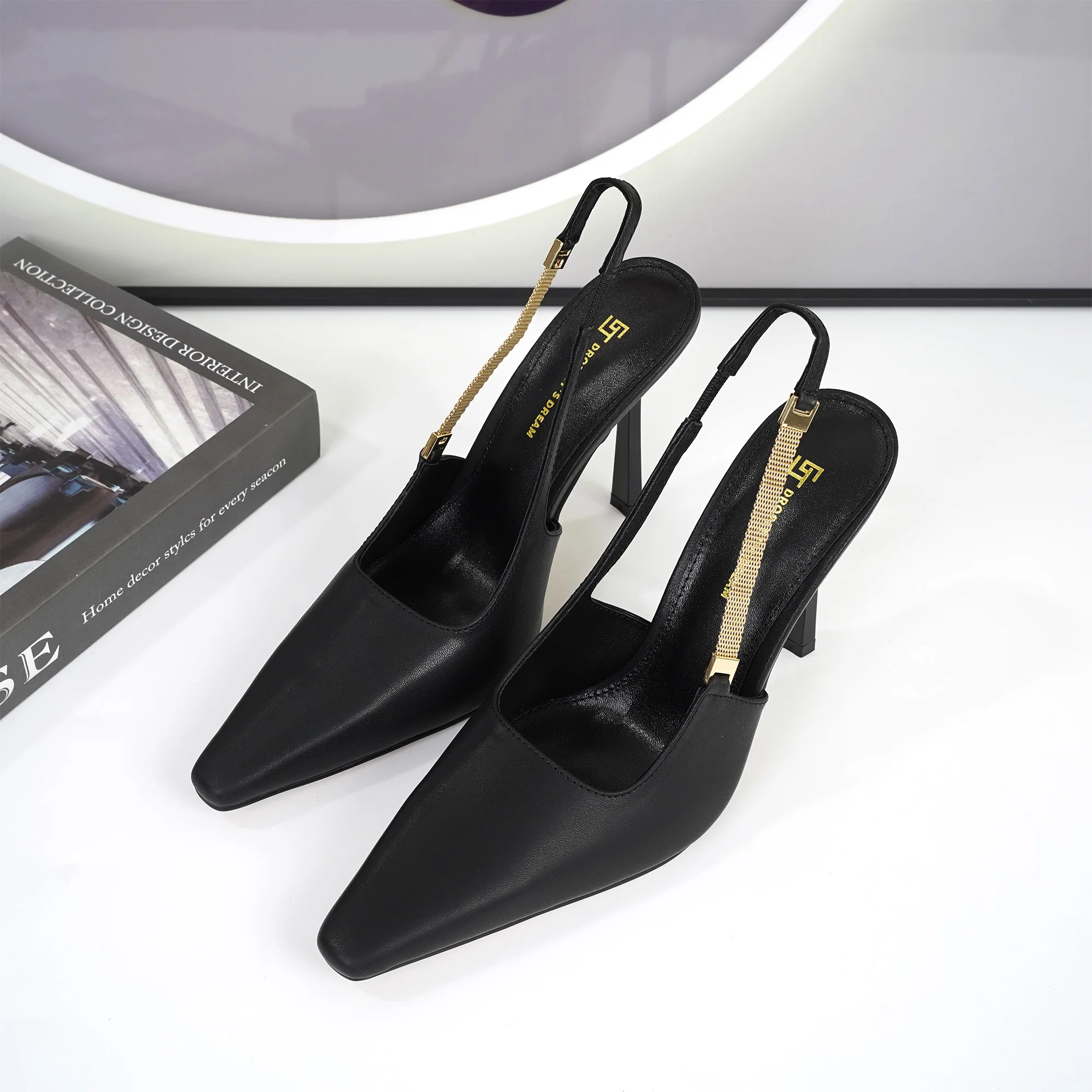 Sandales à talons hauts diagonaux en cuir pour femme, avec chaîne dorée de luxe, bout pointu, fines, pour dîner formel, collection 2026