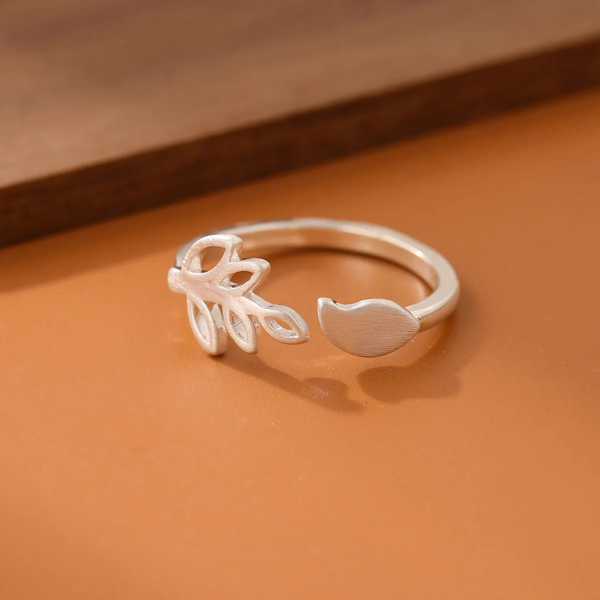 

Cute Small Leaf Fashion 925 Sterling Silver Jewelry Personality Bird Tree Female Simple Opening Rings R032