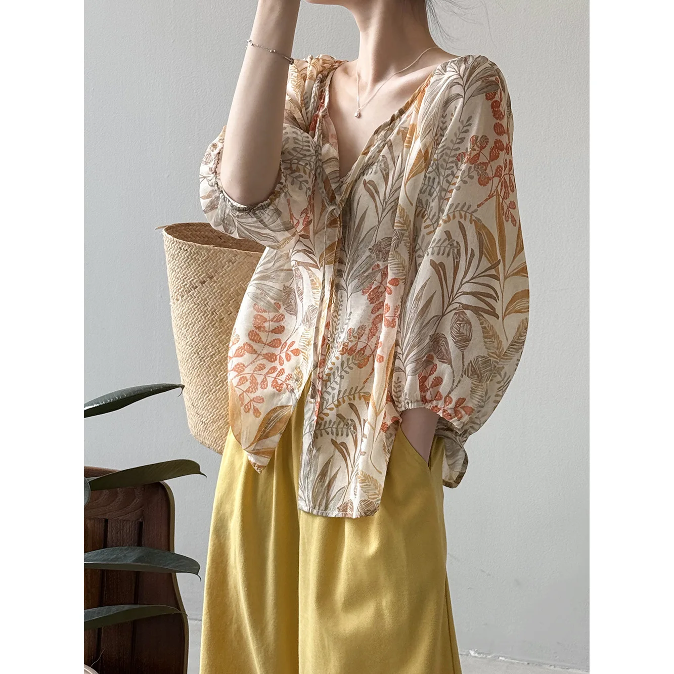 

Женская корейская рубашка с короткими рукавами и v-образным вырезом на шнуровке с цветочным принтом, женская летняя свободная посадка, утягивающая блузка с рукавами семь четвертей, топ