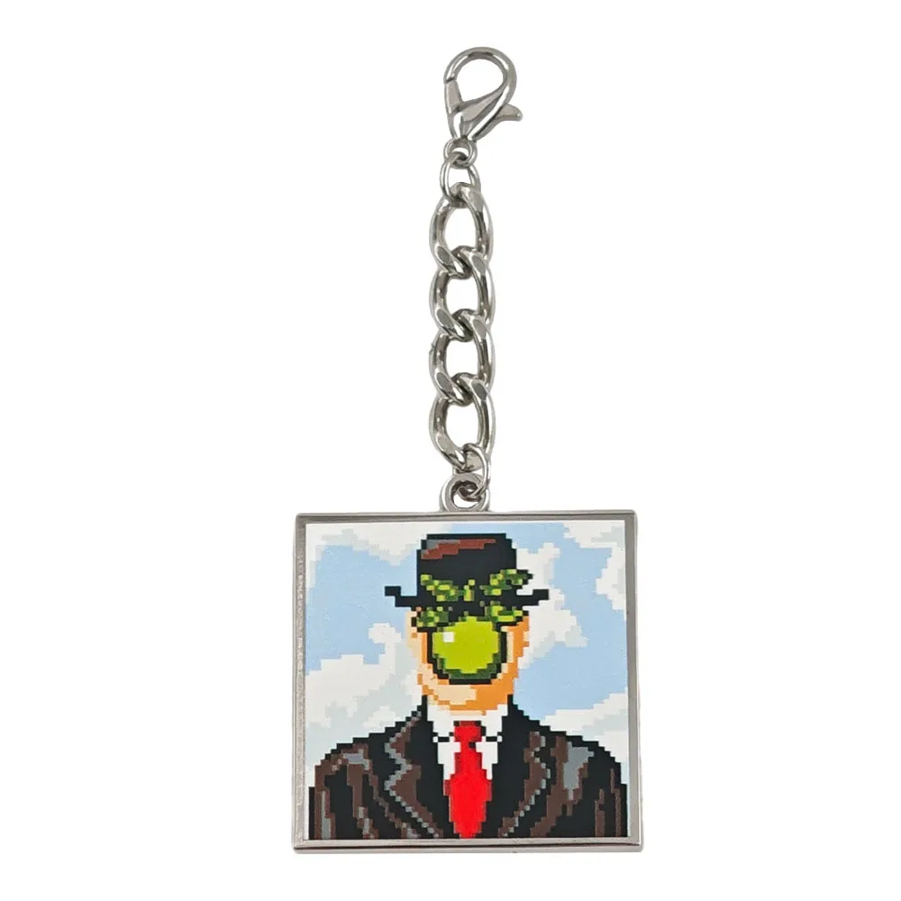 Pixel-Art „Der Menschensohn“ Schlüsselanhänger, Magritte Ölgemälde Anhänger, Metall-Schlüsselring, Retro-Surrealismus Kunst-Abzeichen, Rucksack-Ornament, Geschenk – Detail 1
