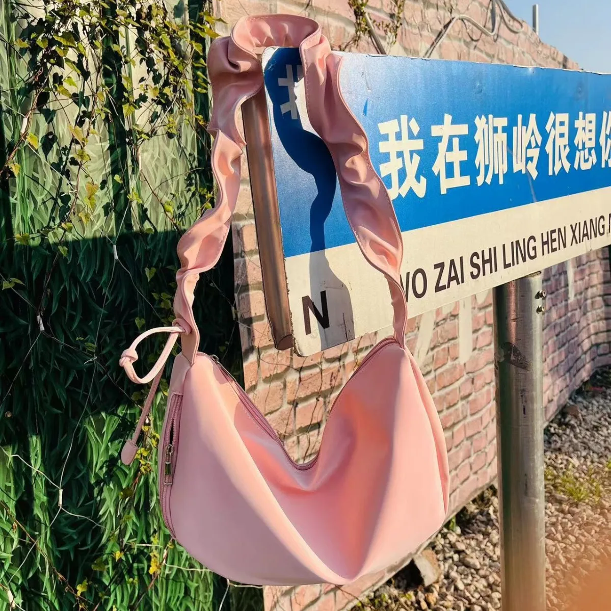 

Bag for Women In Korea Niche Folds Large Capacity Commuting Single Shoulder Crossbody Tote Bag Casual and Versatile