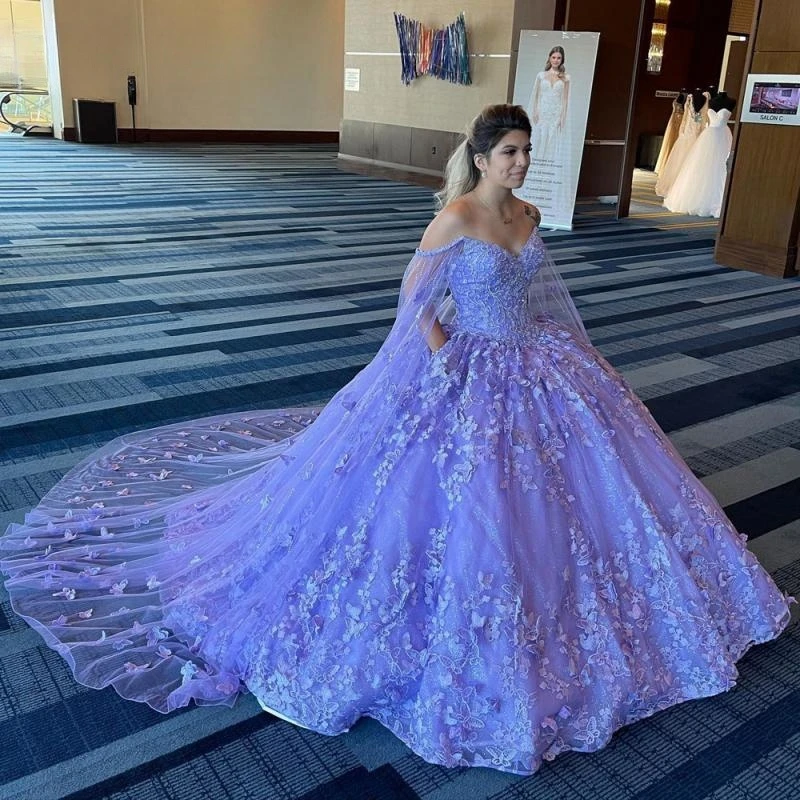 

Lilac Sweet 16 Quinceanera Dress with Cape 2023 Off Shoulder Butterfly Appliques Princess Party Gown Vestidos De 15 Años