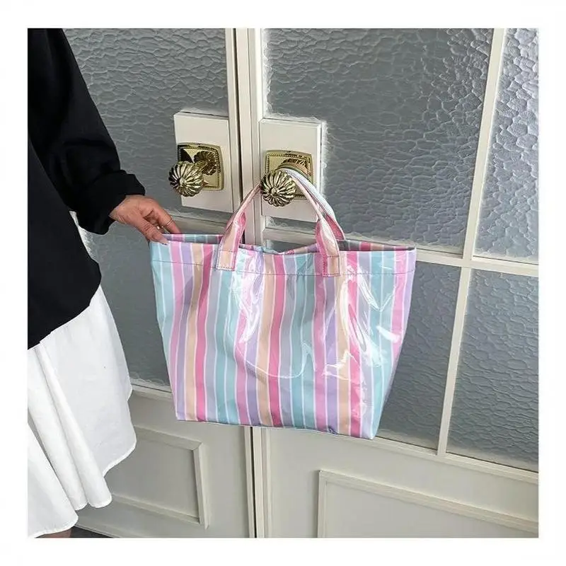 Diese wasserfeste PVC-Tragetasche verfügt über ein rosa-blau gestreiftes Design, ein großes Fassungsvermögen und eignet sich für Strand-Einkäufe. – Detail 33