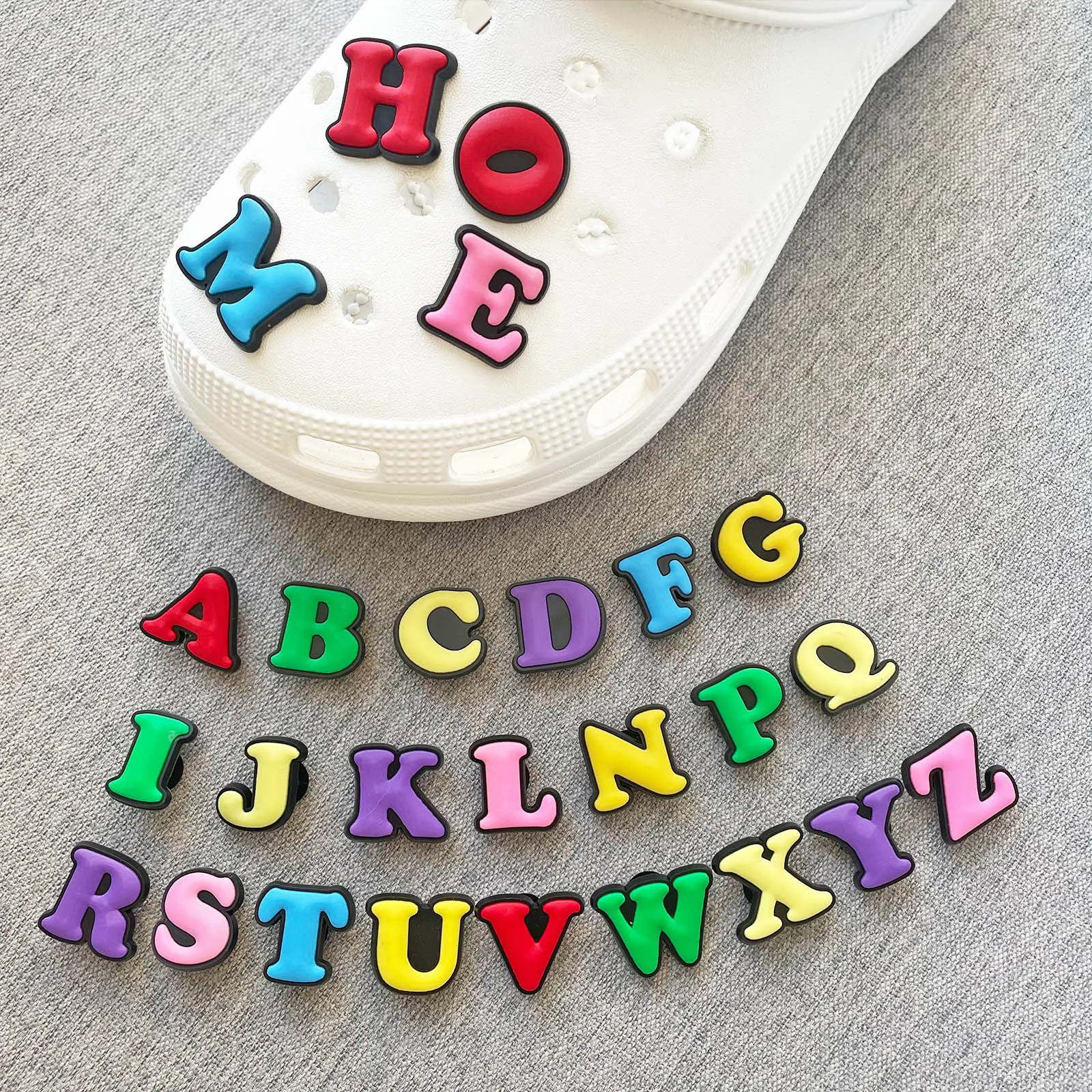 26 قطعة من سلسلة الأحذية الملونة الأبجدية للصنادل حقيبة الشاطئ، إكسسوارات زينة الأحذية ذاتية الصنع جودة ممتازة