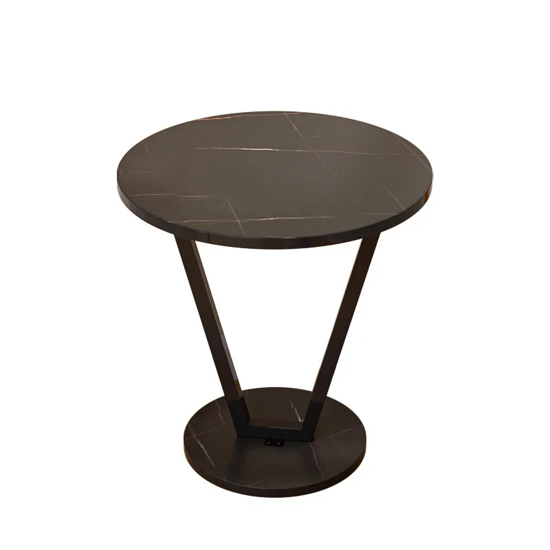 أريكة طاولة صغيرة جانبية عدد قليل من غرفة المعيشة وطاولة قهوة صغيرة بجانب السرير وعدد قليل من أرفف الطاولة المستديرة