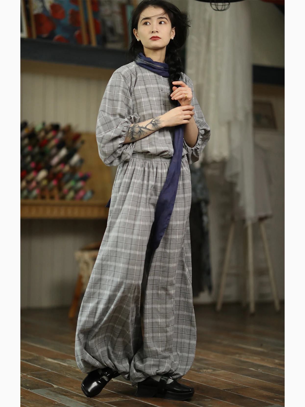 

Свободный комплект из двух предметов с клетчатым узором и широкими брюками с манжетами, удобный повседневный дизайн, женский модный ансамбль SayFir, хлопок, длинный рукав