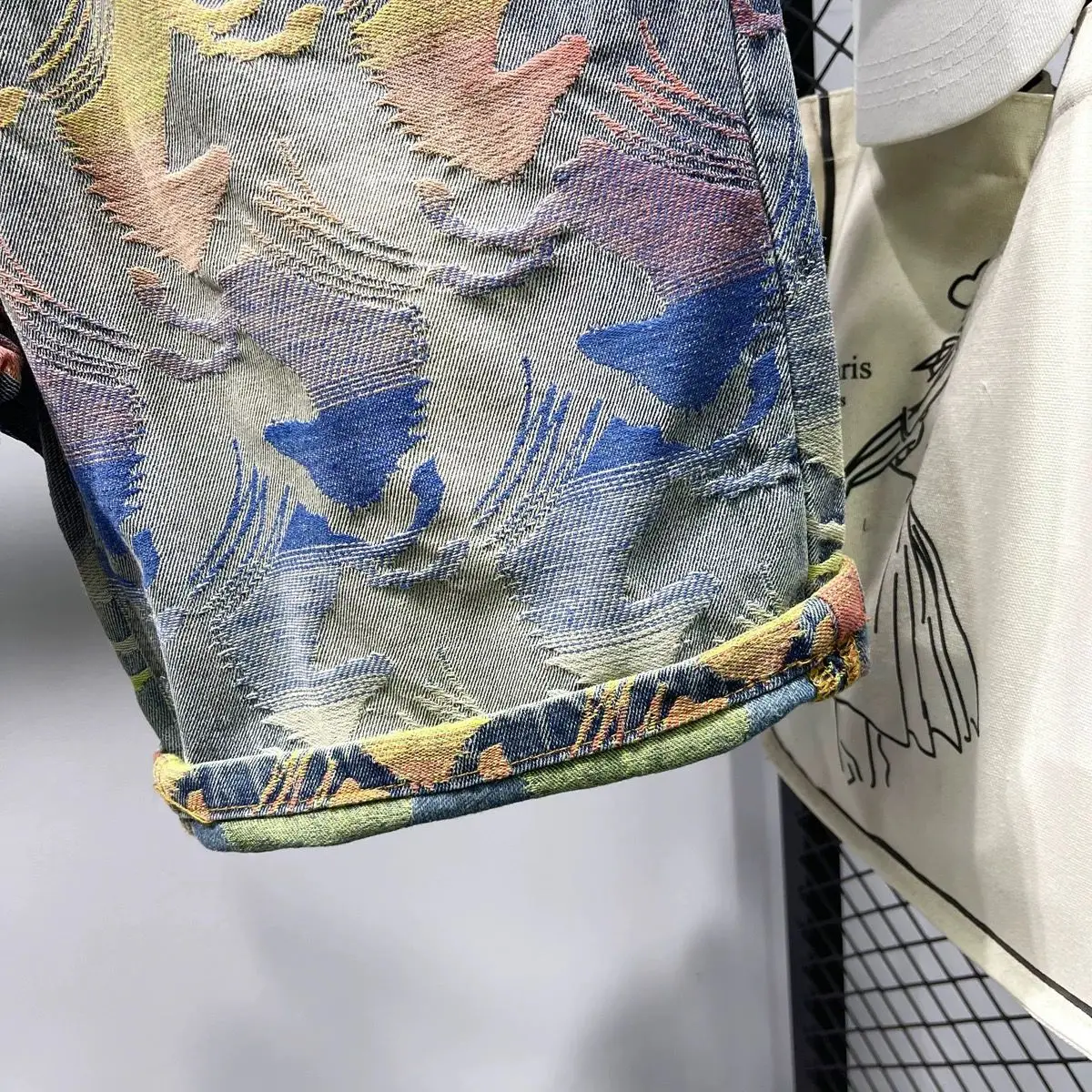 Celana Panjang Lima Menit Jacquard Warna-warni Merek High Street Tide Baru Musim Panas Celana Pendek Denim Tampan Kepribadian Pria Cetakan Warna