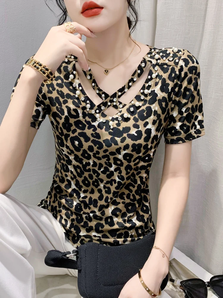 Fashionable V-Neck Leopard Print Short Sleeve T-Shirt Women's Slim Fit Base Shirt Trendy Commute Style Korean Version Printed