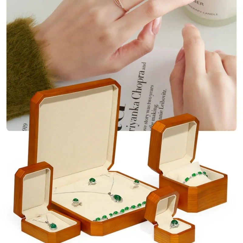 

Шкатулка для украшений из массива дерева с бархатной подкладкой - подарочная коробка для хранения элитных колье, колец, подвесок, браслетов и цепочек на руку.