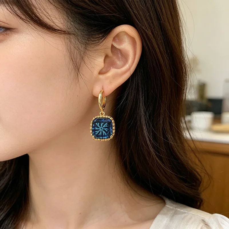 2026 Neues Design Blauer Quadratischer Kristallanhänger Goldfarbener Ohrringverschluss für Damen und Mädchen Luxus-Schmuck Sommer-Trend-Accessoire – Detail 8