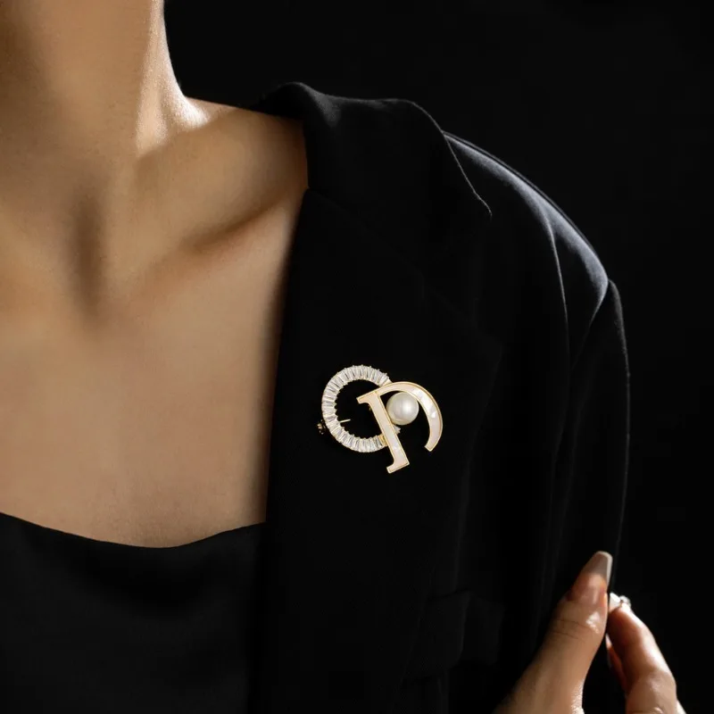 

14K Gold Plated Zircon Brooches for Women High End Imitation Pearl Lapel Pins D Letter Suit Corsage Charms Banquet Coat Jewelry