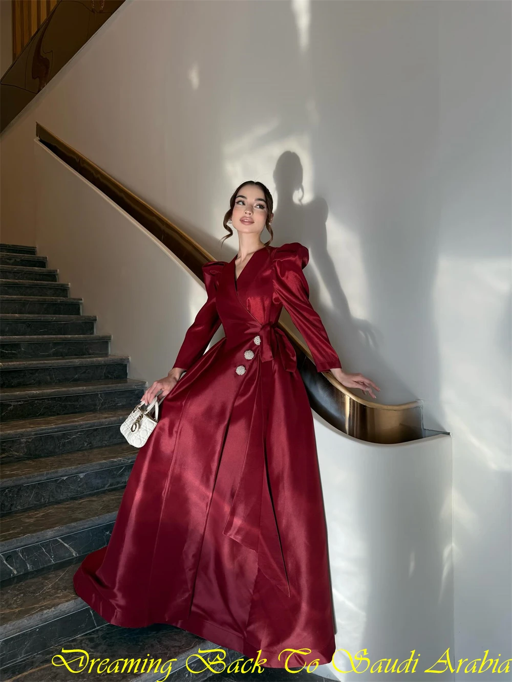 맞춤형 클래식 레드 새틴 이브닝 드레스 포멀 브이넥 긴 소매 셀러브리티 가운 소프트 A라인 스윕 트레인 홈커밍 드레스