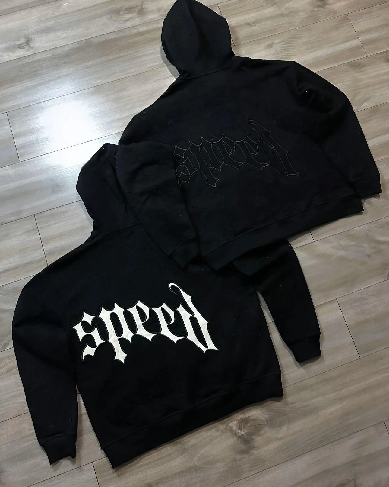 ชุดเซ็ตเสื้อฮู้ดดี้พิมพ์ลายตัวอักษรแบบซิปสไตล์อเมริกันเรโทรสตรีทสำหรับผู้ชายและผู้หญิง พร้อมกางเกงวอร์มขายาว ชุดสองชิ้นสไตล์ Y2K