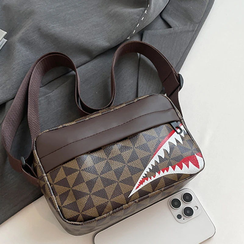 

Новая универсальная сумка-слинг «Акулья пасть» с монограммой 2026 года — унисекс, повседневная, через плечо, нагрудная, для путешествий, спорта, походов