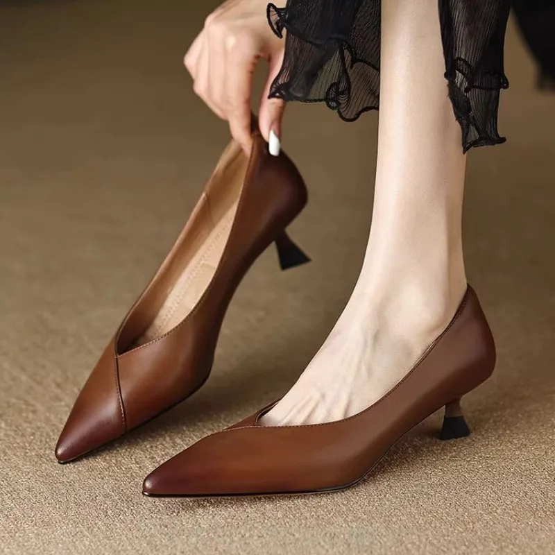 

Роскошные женские туфли-лодочки на каблуке, женские туфли на среднем каблуке-шпильке, вечерние офисные туфли, 2025 г., элегантные коричневые пикантные туфли на маленьком каблуке