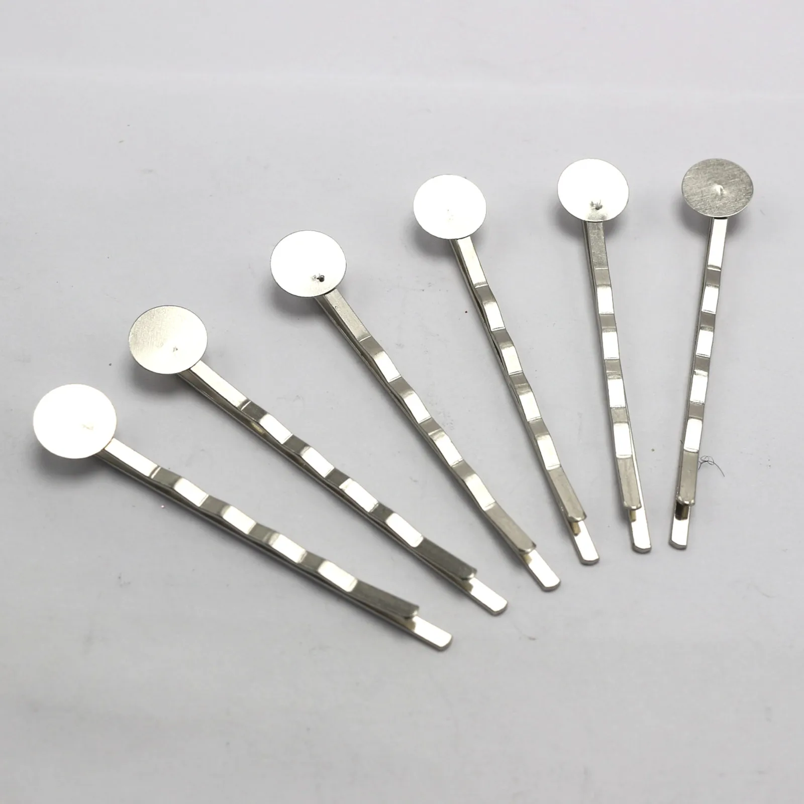 50 قطعة من دبابيس الشعر المعدنية باللون الفضي 1.9 بوصة - مشابك شعر غير قابلة للانزلاق مع وسادات قبضة للنساء، أحدث عالي الجودة معيار الاتحاد الأوروبي والولايات المتحدة