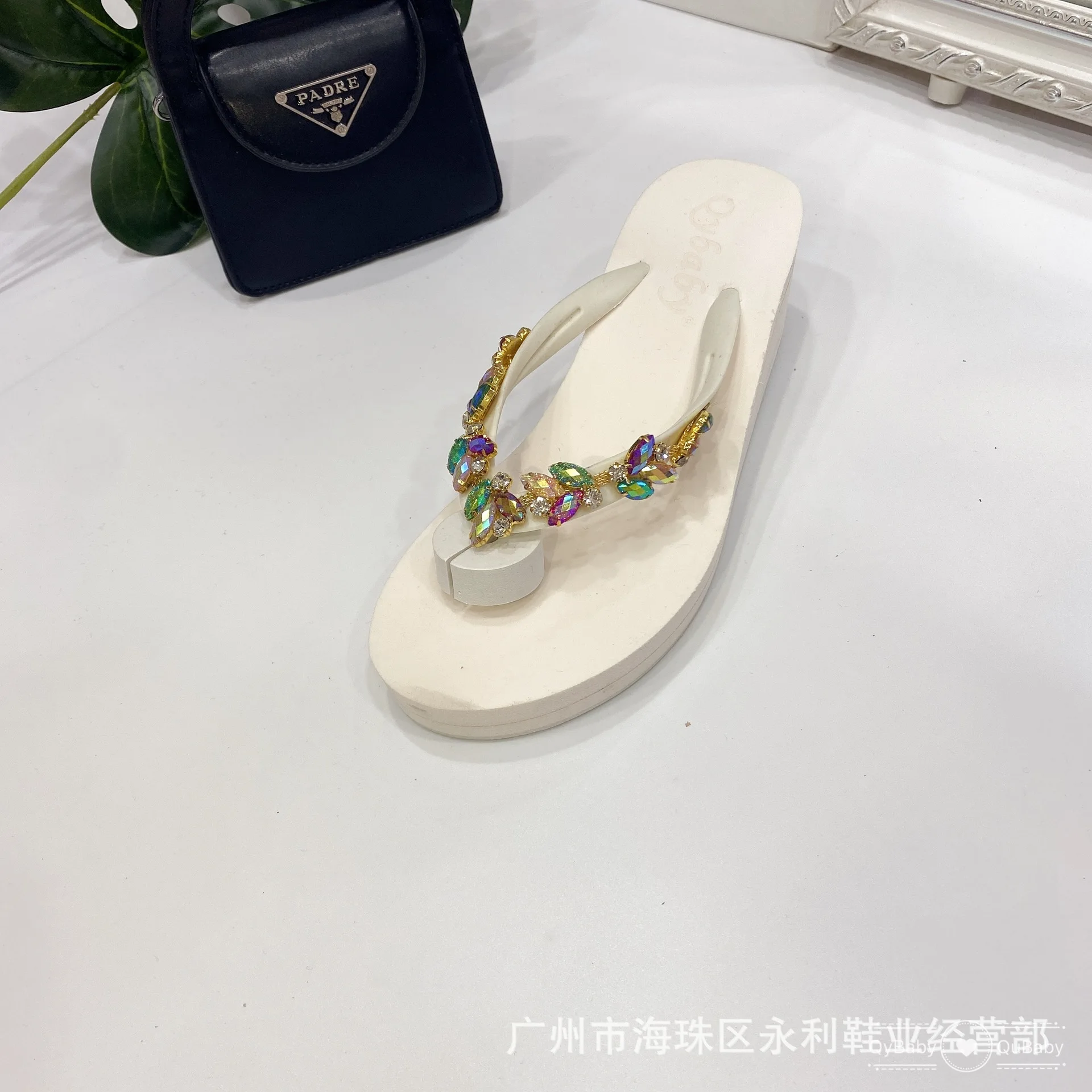 Female Shoes Candy Colors On A Wedge Rubber Flip Flops Ladies\' Slippers Low Glitter Slides Summer Clogs Woman 2023 Hawaiian Jell