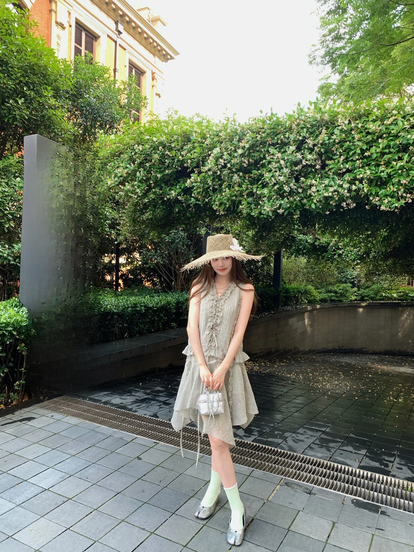 

Новый летний комплект для женщин: асимметричная юбка и топ с V-образным вырезом, повседневный стиль, короткий рукав, коллекция Summer Collection