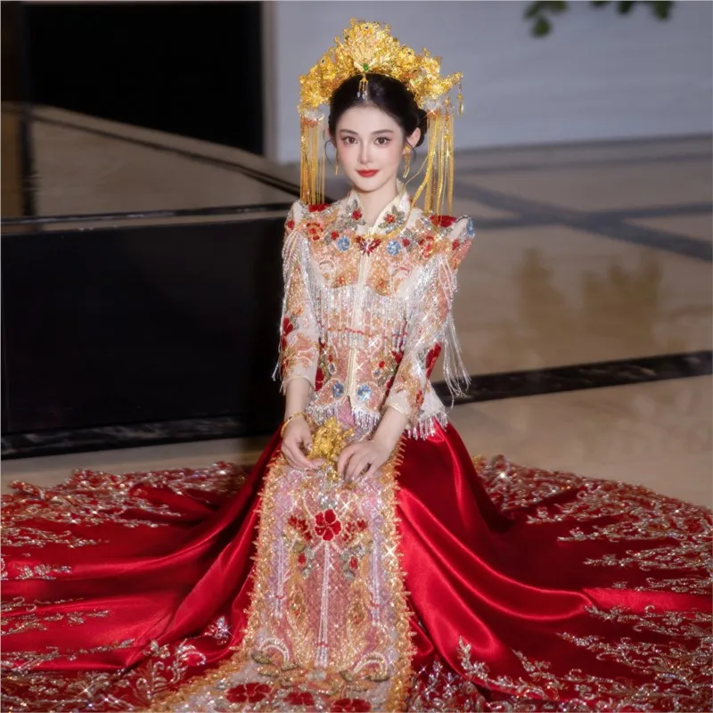 

The bride's new Chinese-style wedding dress toasting and attire