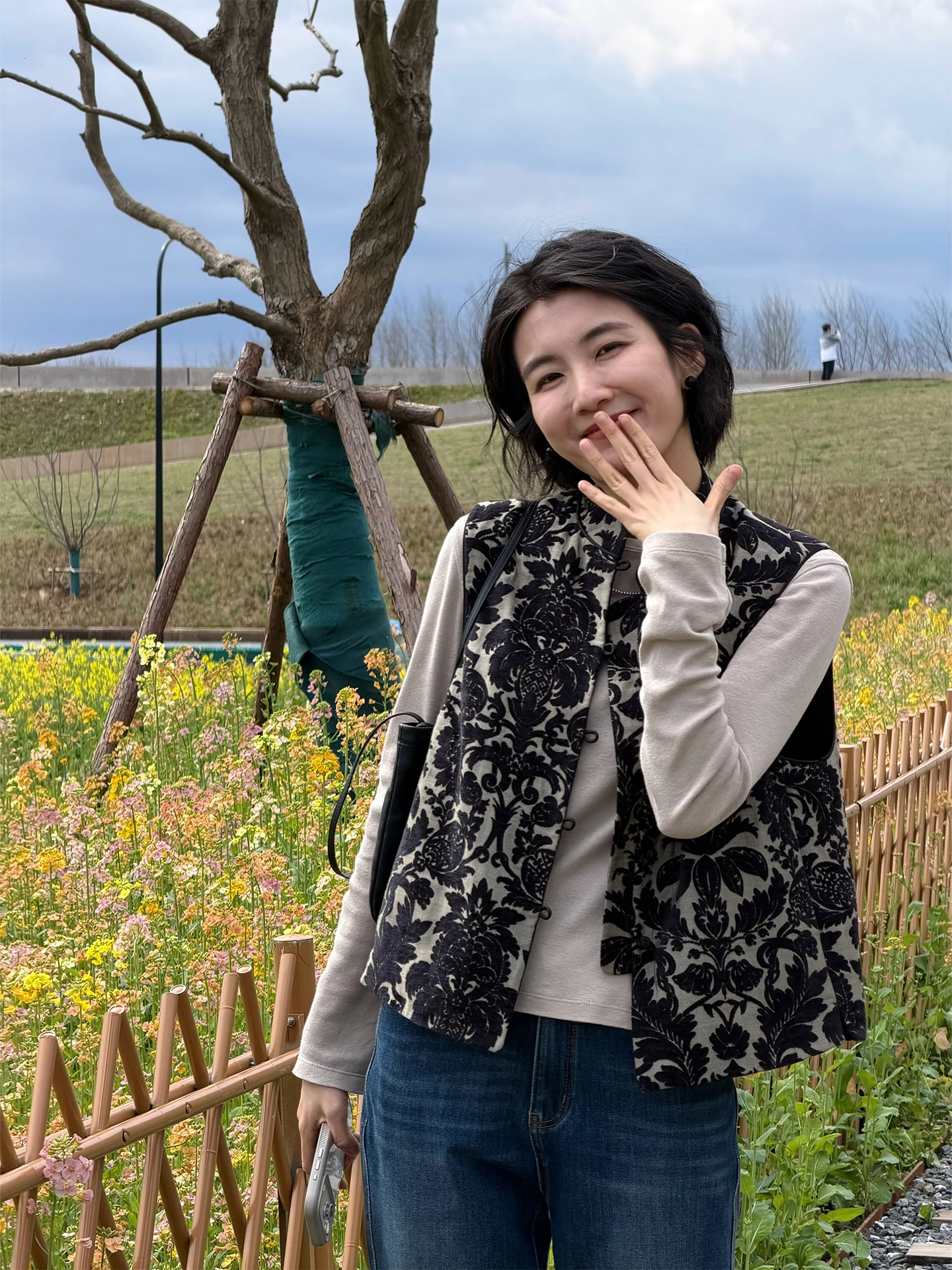 

Черный новый жилет в китайском стиле с вышивкой и воротником-стойкой, женский, модный, весенний, в национальном стиле, для узкого круга аудитории, с вышивкой.