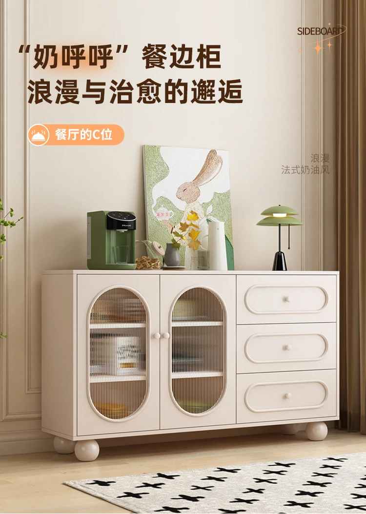 غرفة معيشة لتناول الطعام على الطراز الكريمي، خزانة شاي بسيطة، خزانة تخزين مدمجة على الحائط، مطبخ منزلي