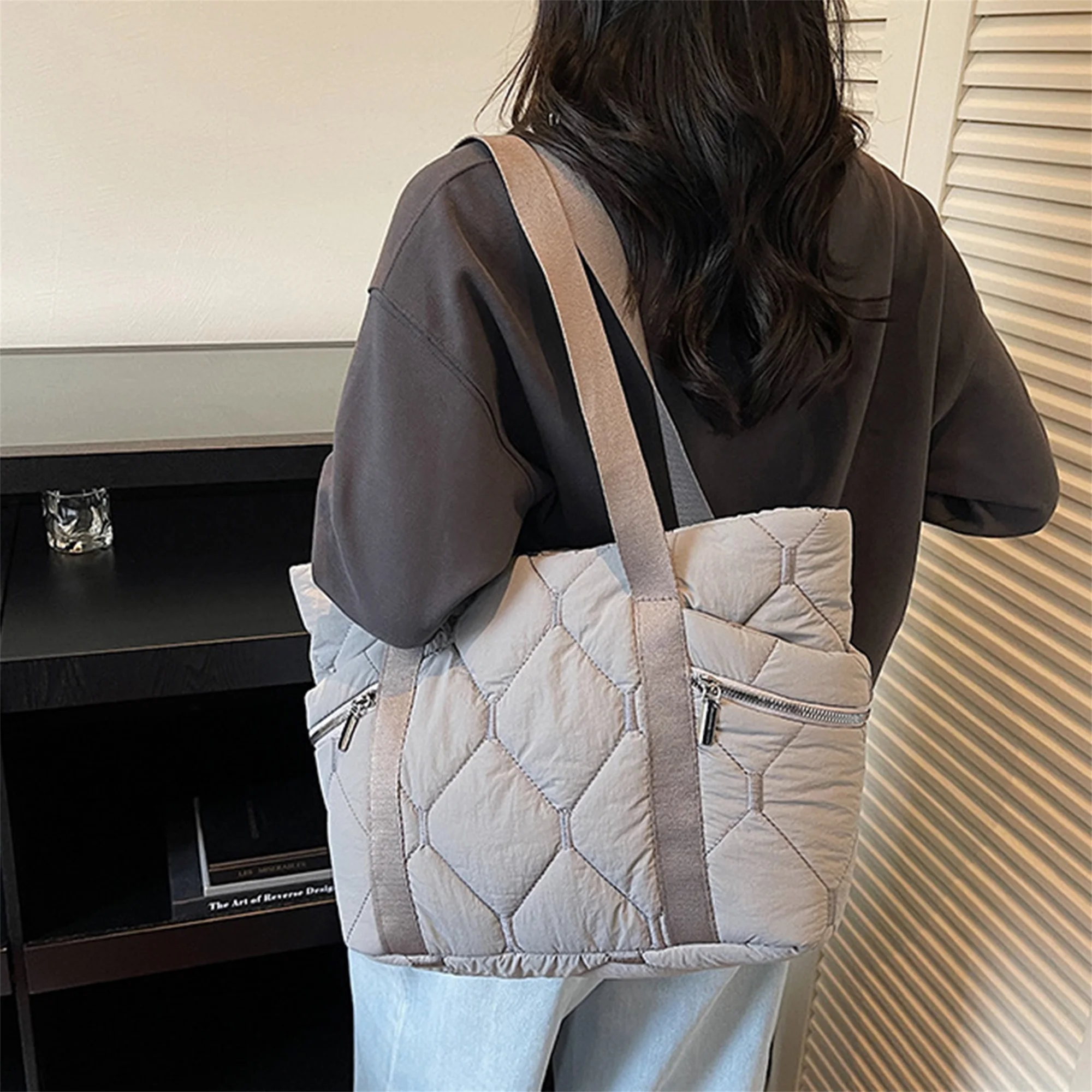 حقيبة حمل أنيقة مزخرفة بأحجار الراين مع جزء داخلي واسع وحزام كتف قابل للتعديل للاستخدام اليومي والسفر