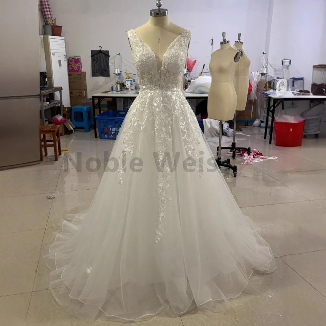 

A-Line Tulle Wedding Dress Sexy V-Neck Sleeveless Lace Wedding Dress Gown with Appliques Customize