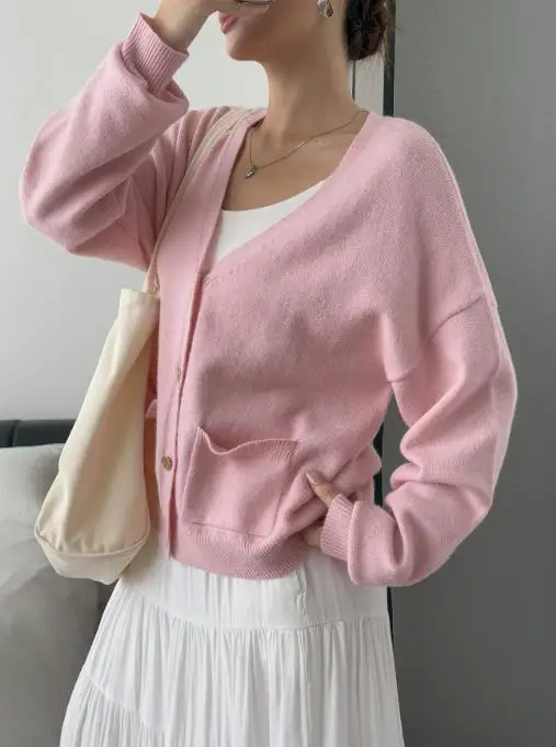 

Autumn 2025 Minimalist Vacation Style Solid Color Long Sleeved Sweater for Women, Elegant V-Neck Casual Button Sweater Jacket