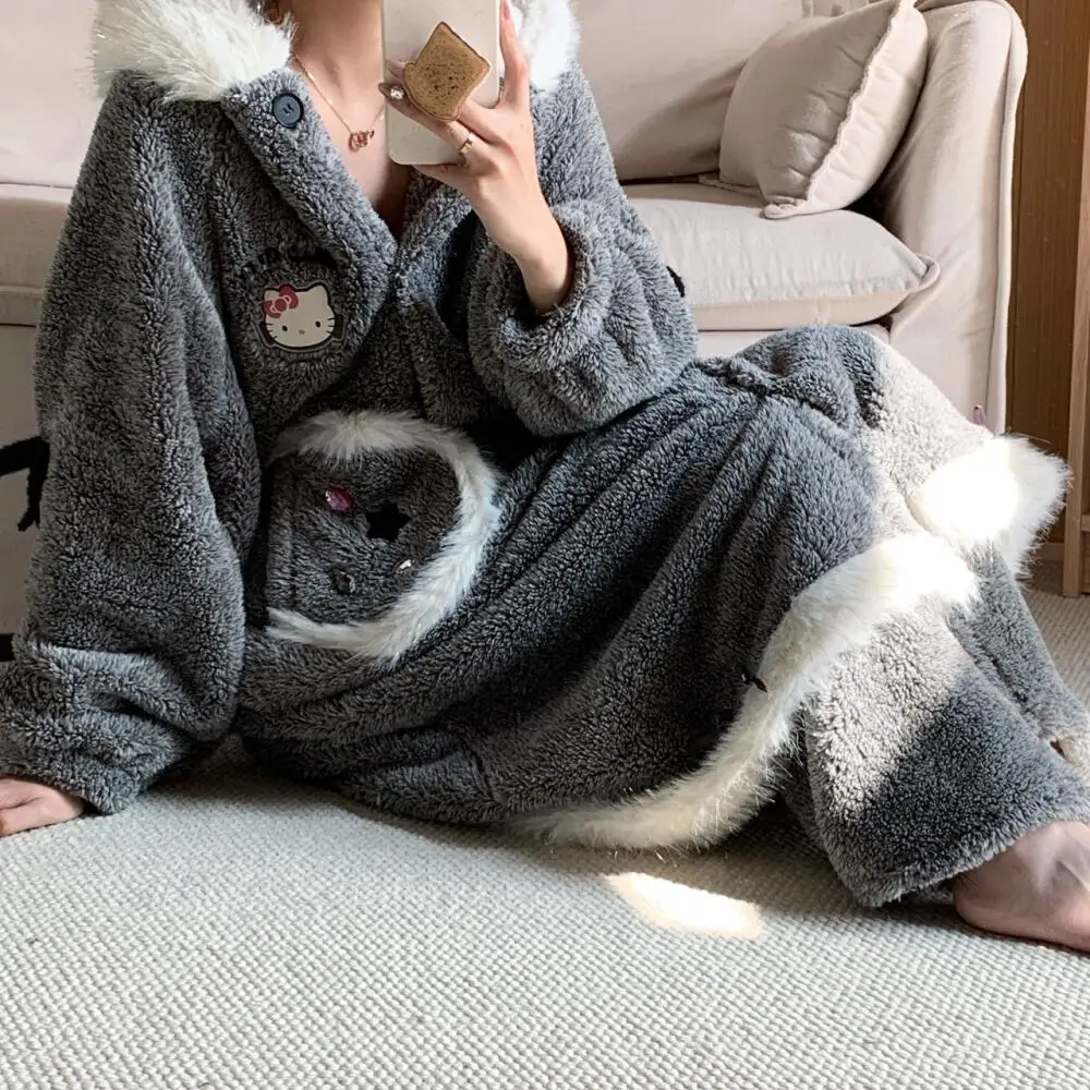 ชุดนอนผ้าพลัฌลายคิตตี้น่ารักสำหรับผู้หญิง ชุดนอนแขนยาวขายาวลายการ์ตูนซานริโอ ชุดนอนหนานุ่มสำหรับสาวๆ นักเรียน ชุดนอนฤดูหนาวให้ความอบอุ่น
