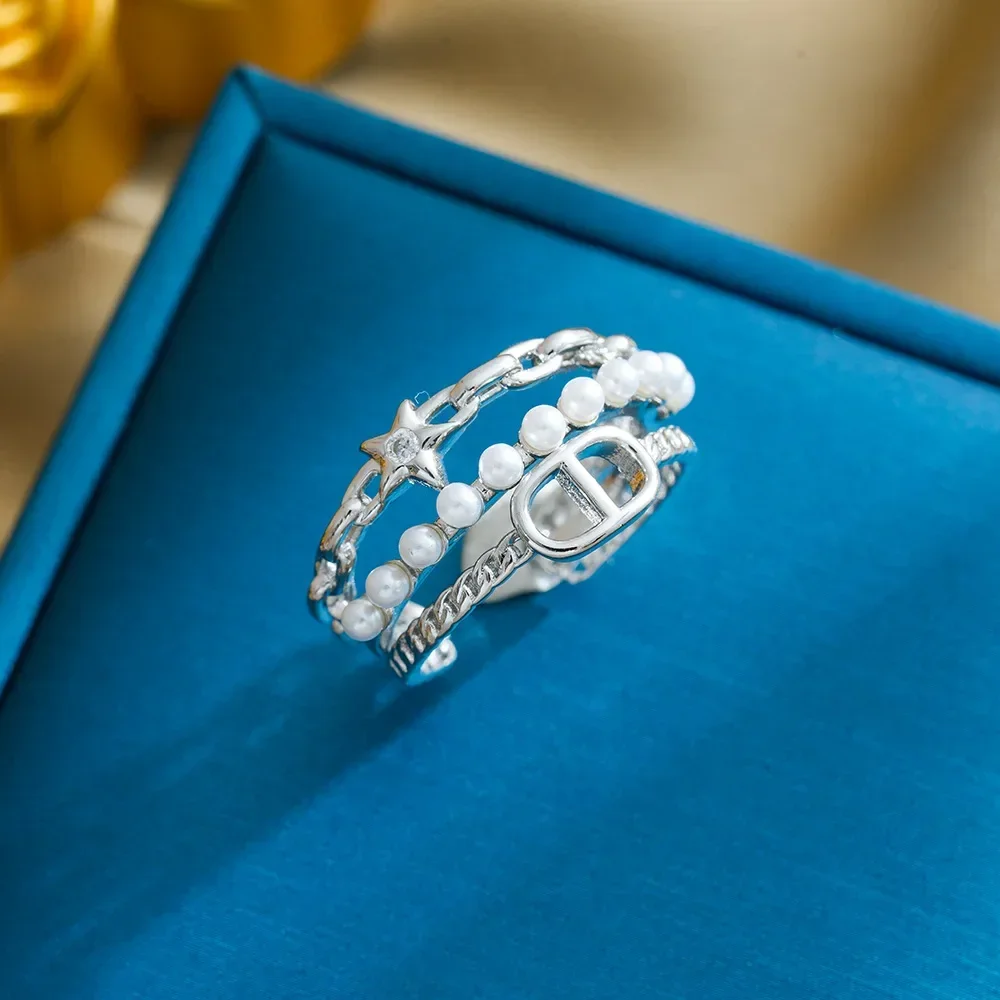 

A niche design with a simple zirconia pearl CD ring, a unique opening, and a fashionable accessory