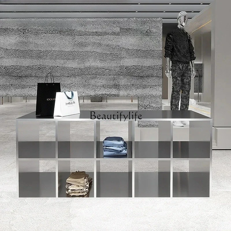 

yj19 Stainless steel shoes and bags are placed in the middle of the Nakajima table in the clothing store. High and low display s