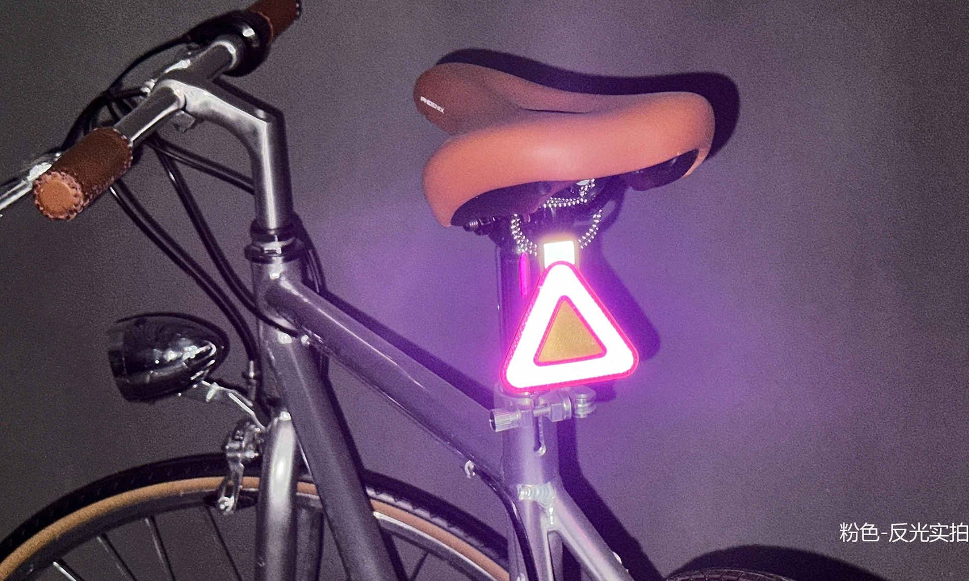 Multifunktionales elastisches reflektierendes Dreiecksschild, Fahrradsattel-Hängereflektor, Sicherheitswarnetikett für Nachtfahrten zur Sicherheit. – Detail 9