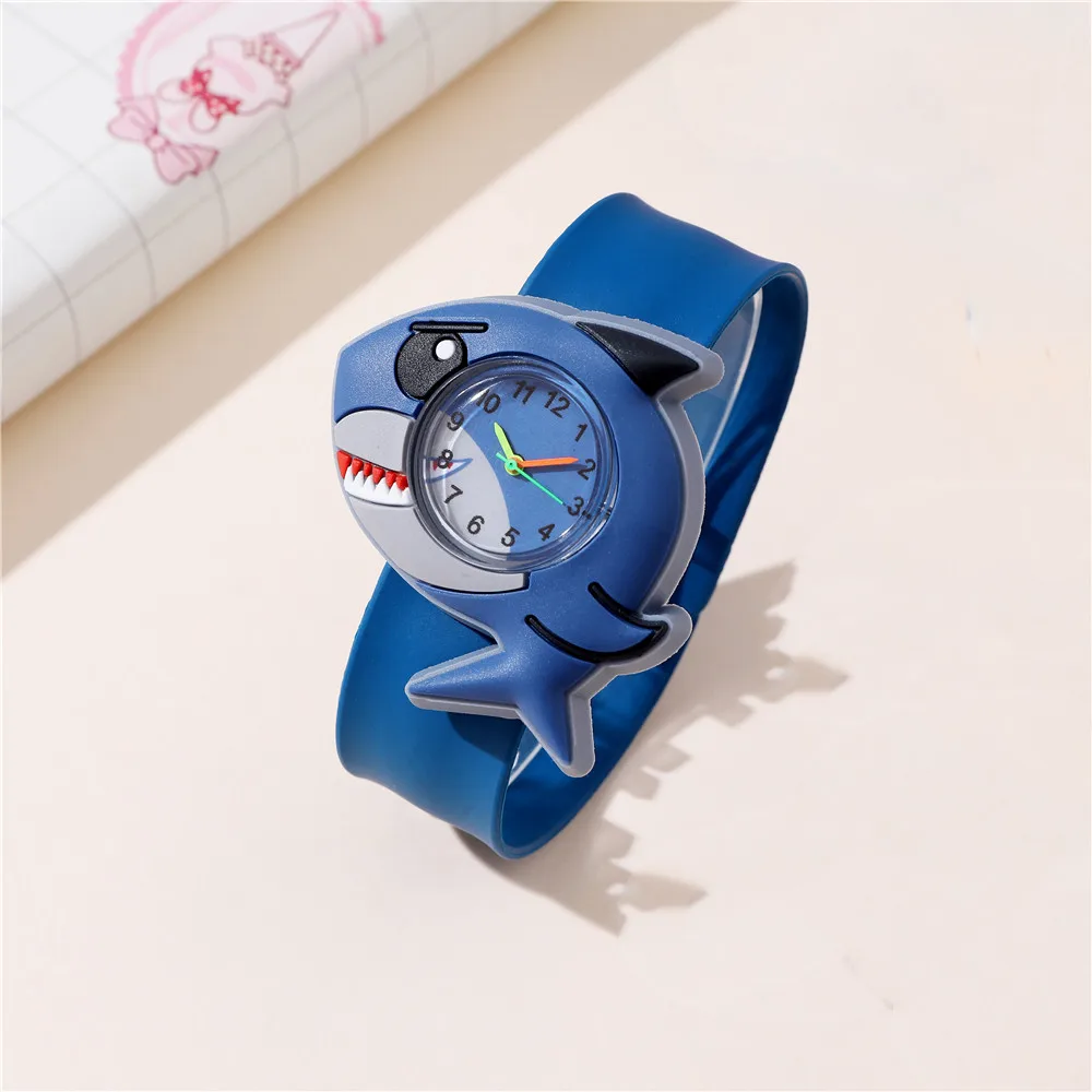 I bambini di personalità dei modelli degli animali dello squalo grigio guardano l\'orologio da polso del Silicone dell\'orologio del bambino per lo