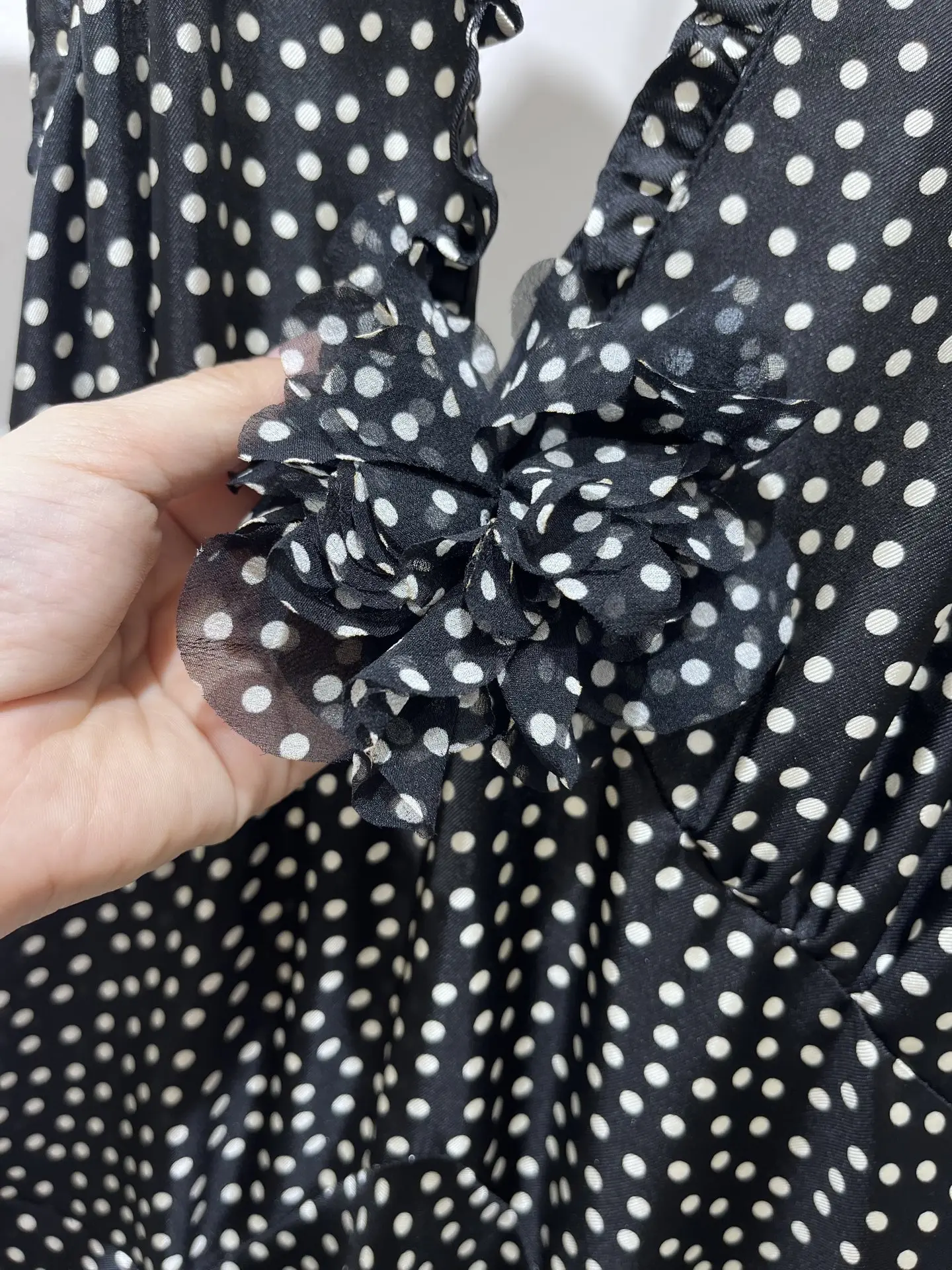 Vestido largo con estampado de puntos para mujer, vestido Sexy con espalda descubierta, decoración de flores 3D, cuello en V, sin mangas, cintura alta, bata elegante de 100% de seda