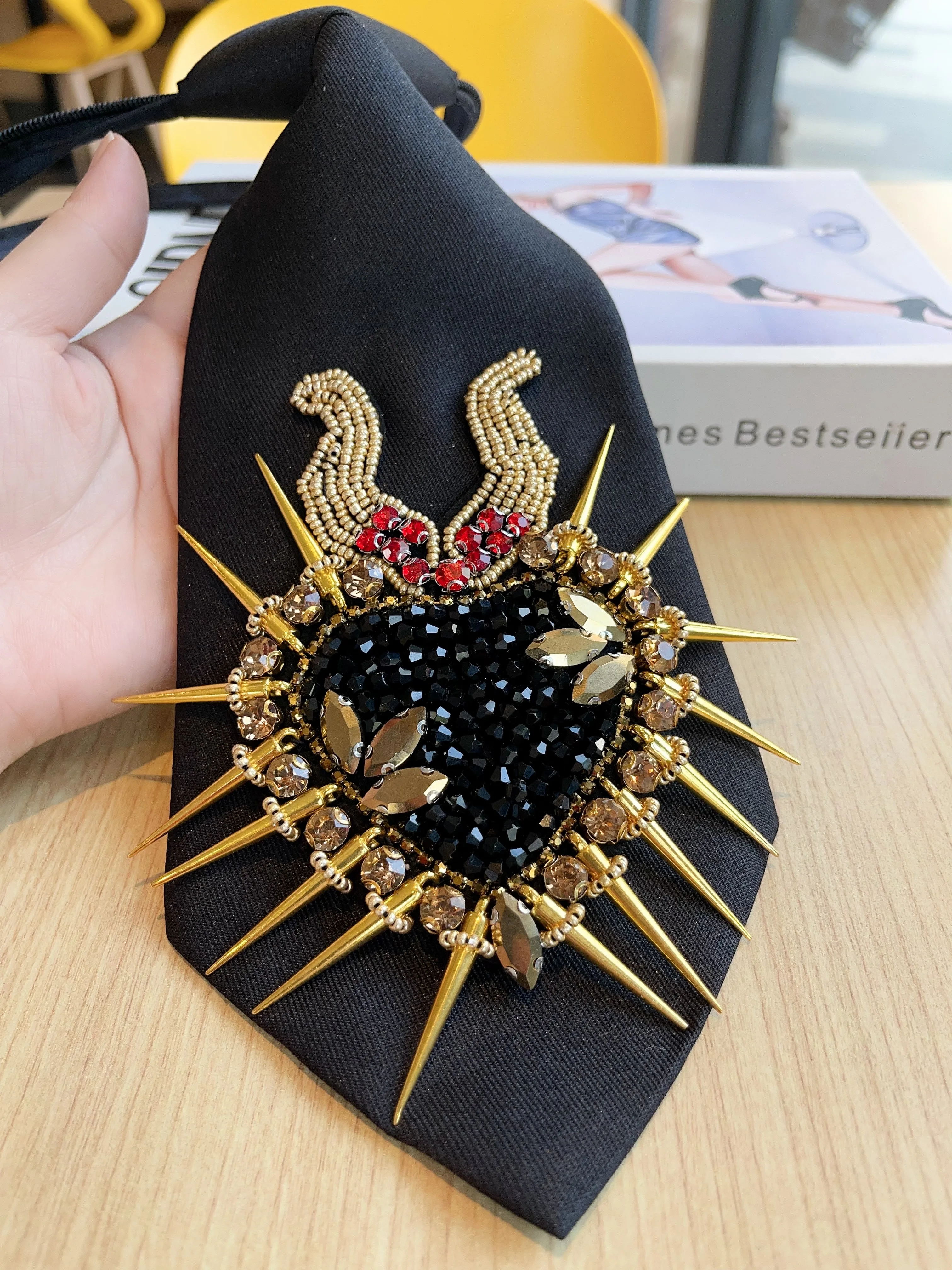 Schwarze, herzförmige, hornförmige Damen-Krawatte mit Reisperlen und Strasssteinen, ein funkelndes und elegantes Halsaccessoire mit durchdachtem Design, perfekt für Bankette, Abendessen und Arbeitskleidung – Detail 5