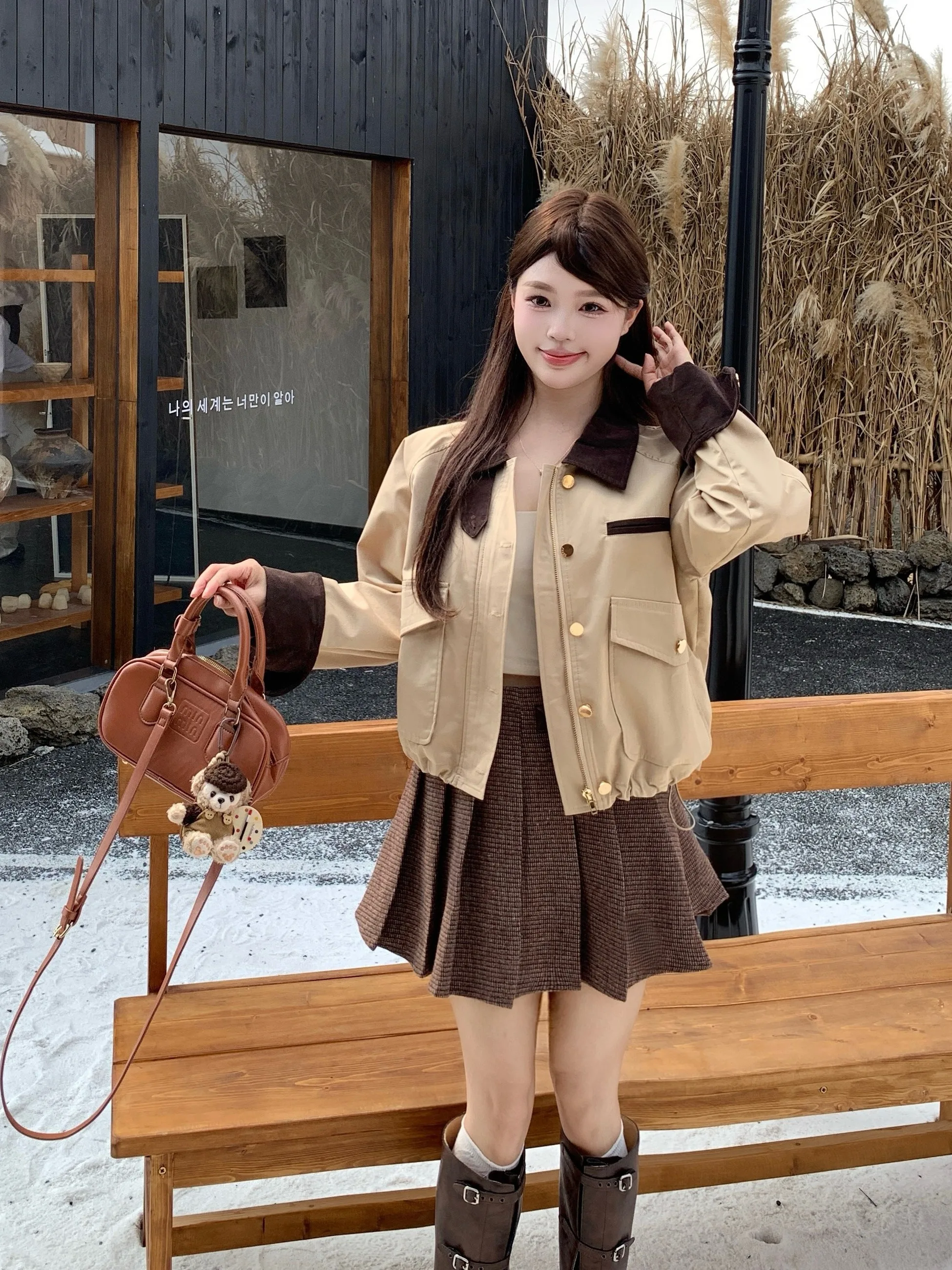 

Комплект для женщин больших размеров: винтажный цветной жакет с длинными рукавами и плиссированная юбка с высокой талией. Модный осенне-зимний наряд.