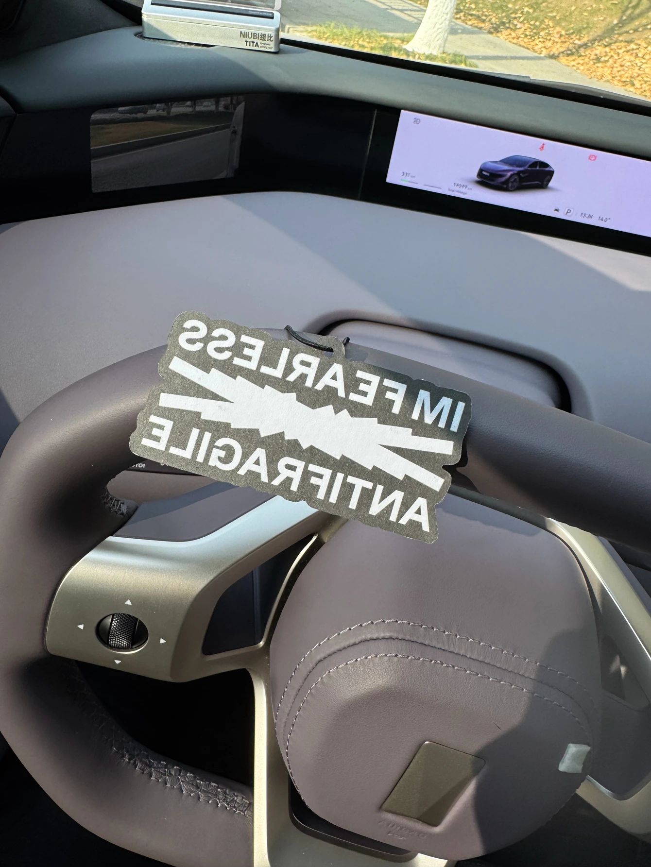 Ambientador para Auto con Diseño de Graffiti Kpop y Fuentes de Grupos Femeninos Coreanos, Aroma Brisa Marina Bahamana (Sabor Romántico) | Colgador para espejo retrovisor y clip de doble propósito para rejilla de ventilación | Tabletas de Aromaterapia de Materiales Naturales | Fragancia Duradera por 90 Días | Sin Alcohol | No teme la exposición directa al sol | Diseñado Específicamente para Eliminar Olores en Autos, Armarios y Baños. | Gráficos de Animación de Dibujos Animados | Unisex | Artículos de Lujo